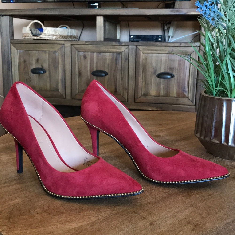 MK red pumps